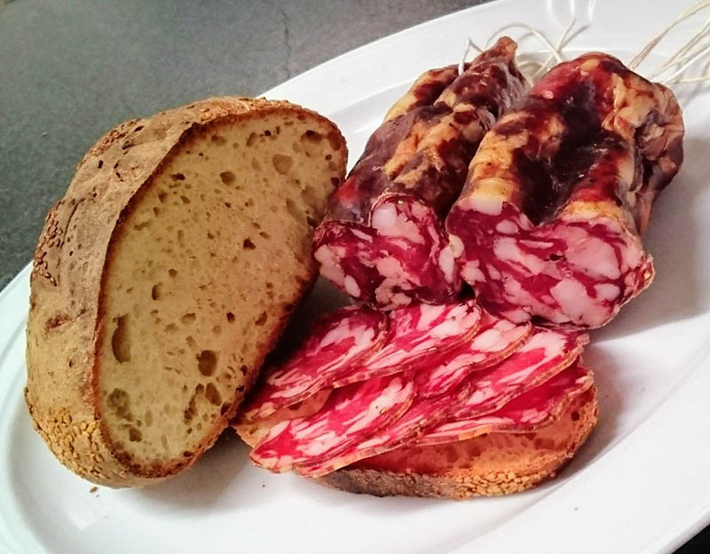 Hausgemachte Wurst mit selbstgebackenem Brot